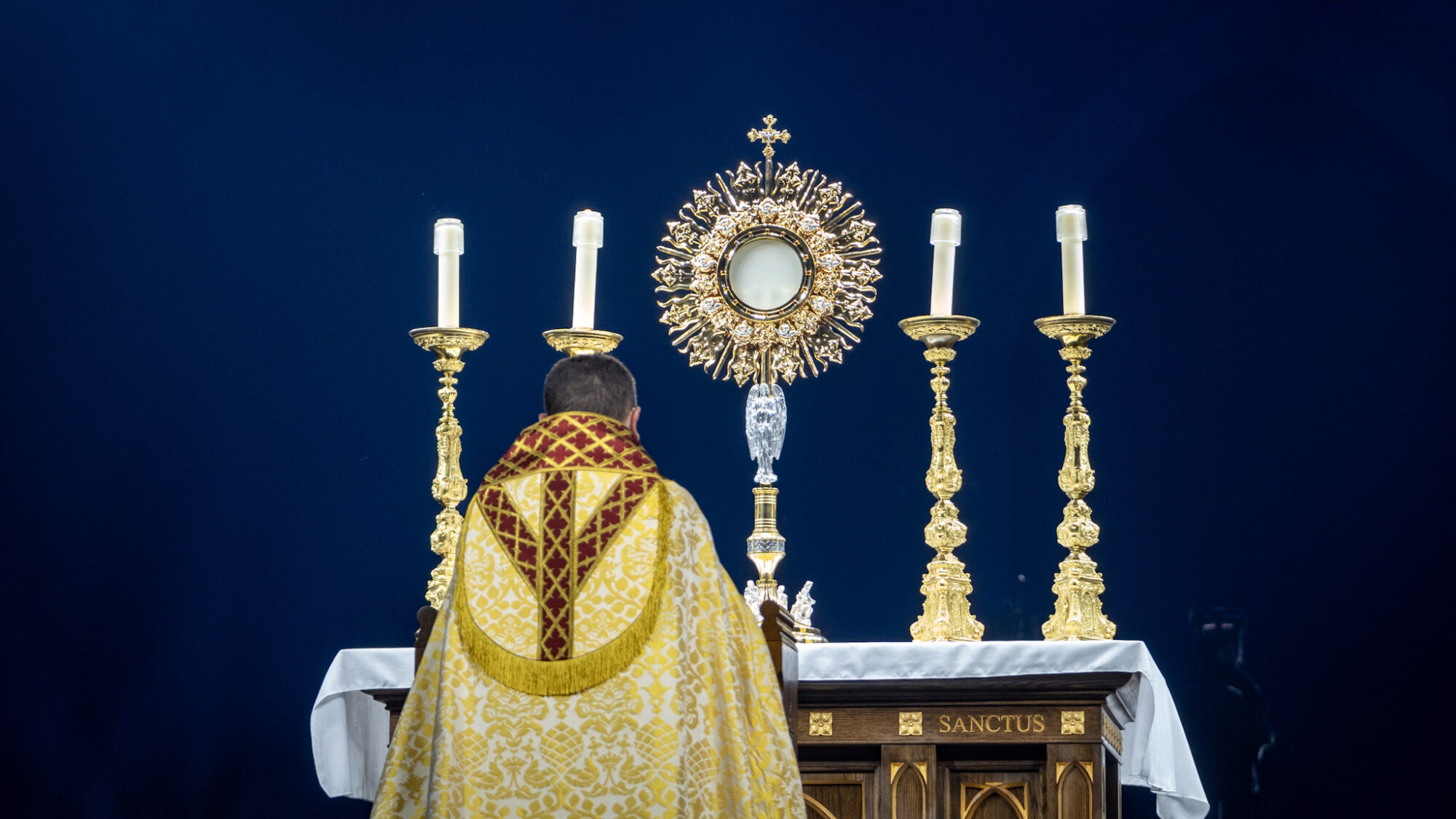 What is Meaning Behind Catholic Veils? Color Meaning at Mass